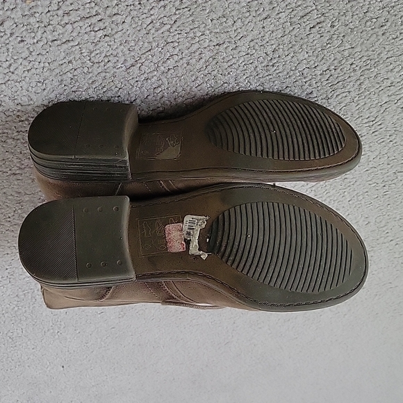 Boots - Picture 3 of 5